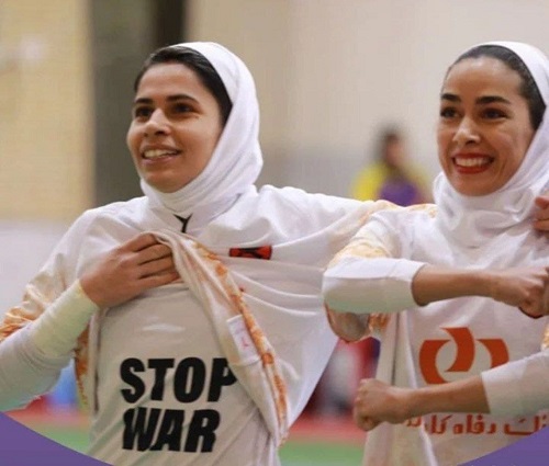 یک زن رفسنجانی، پرچم «نه به جنگ» را بالا برد