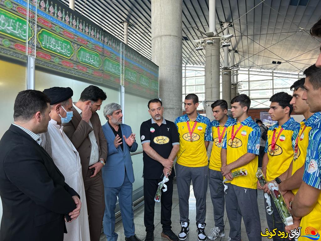 استقبال از تیم ملی نوجوانان هندبال در فرودگاه امام/تصاویر