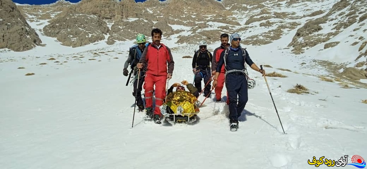 تلاش ۵ ساعته امدادگران هلال احمر کهگیلویه و بویراحمدی برای نجات فرد گرفتار در ارتفاعات کوه دنا