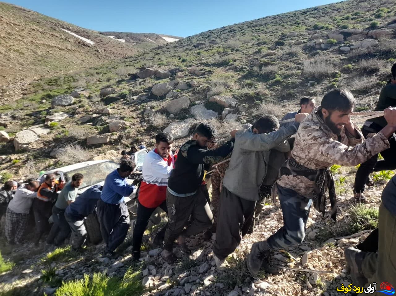 تصویر/نجات مصدومان حادثه سقوط پژو در دره های کوه سیاه مشرف بر روستای درغک
